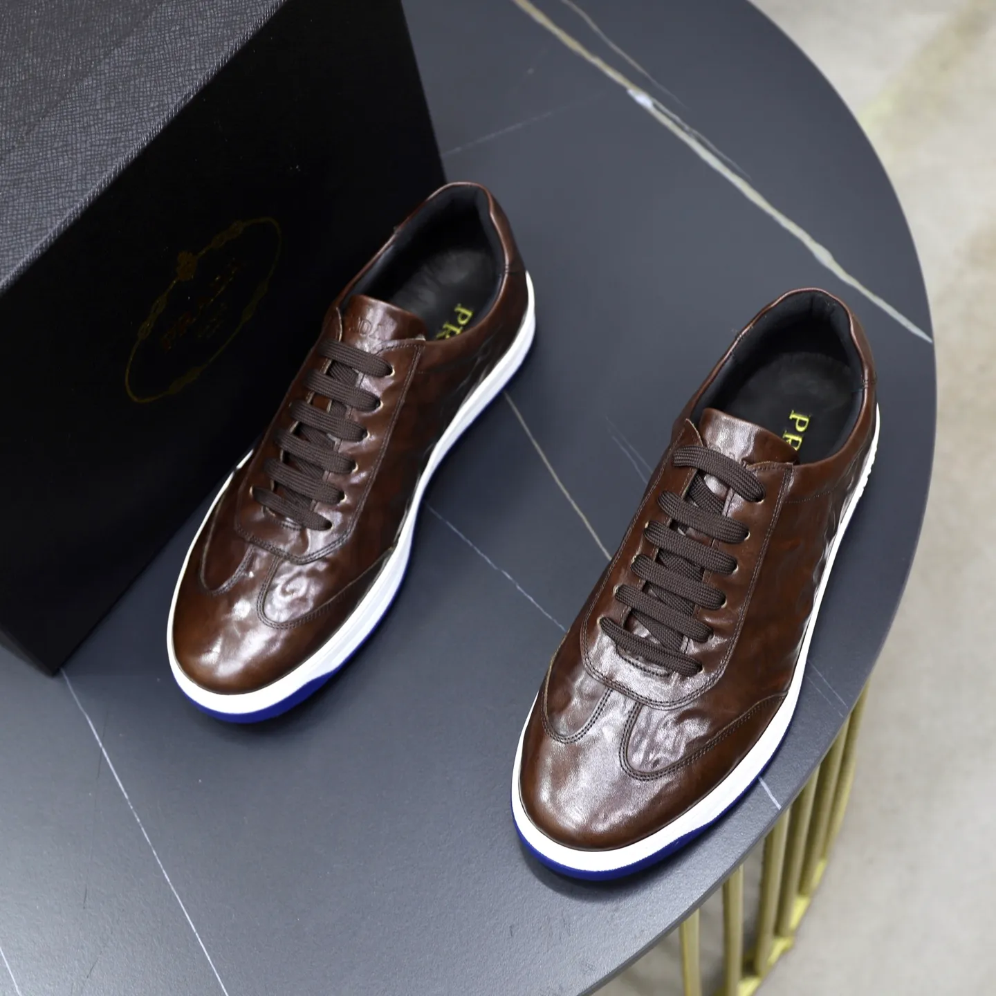 Factory price: 💰640 Prada classic men’s lace-up casual shoes | Imported cowhide upper | Upper stitching layered design, light and breathable | Soft and comfortable | Decorated with PRADA letters on the side | Distinctive sports style, showing the brand style | Lightweight concave and convex pattern rubber soles | Matched with cowhide foot pad lining | Excellent foot feel, fashionable and elegant | Size: 38-44 (45 customized)